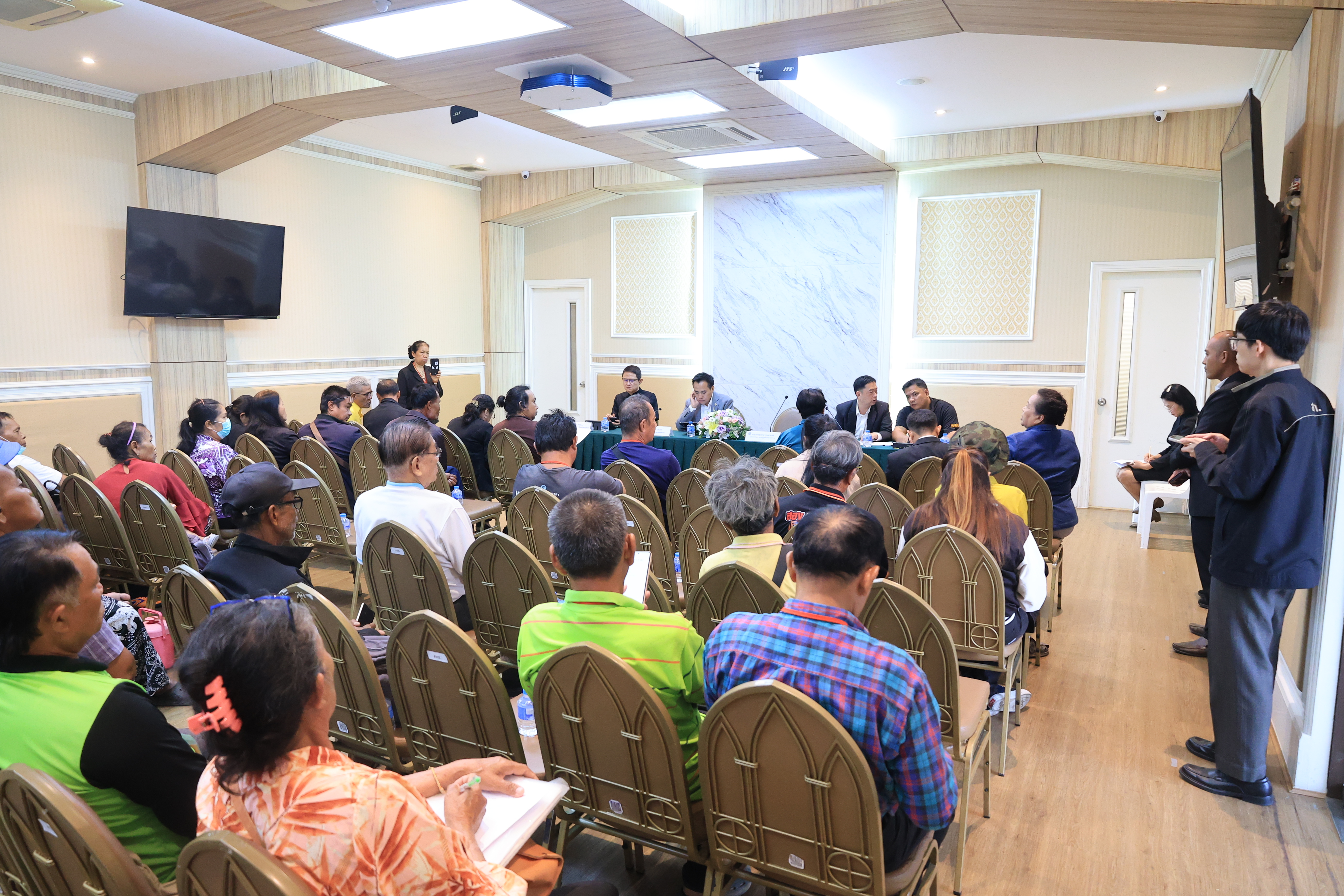 title - ส.ป.ก. เข้ารับฟังข้อเสนอสมาชิกเกษตรกรสภาประชาชน 4 ภาค ติดตามความคืบหน้าโครงการฯ ตามมติ ครม.  เกี่ยวกับด้านการจัดที่ดิน ด้านงบประมาณโครงการฯ และด้านบุคคล เพื่อแก้ไขปัญหาความเดือนร้อนให้กับสมาชิกในพื้นที่